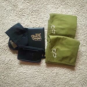 Olive Garden Green Aprons and Black Money Wallet Server Det